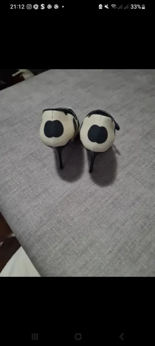 Manolo Blahnik tacones lunares beige y azul