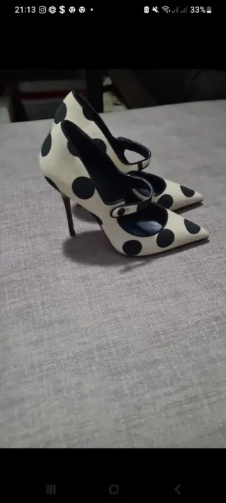 Manolo Blahnik tacones lunares beige y azul