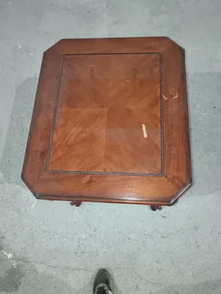 Mesa de madera con cajón