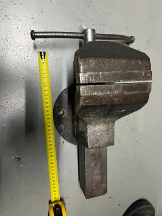 Tornillo de banco metálico