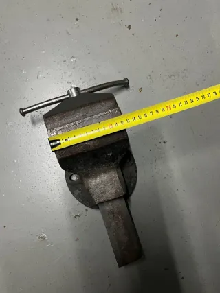 Tornillo de banco metálico