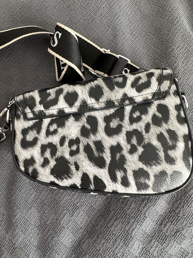 Bolso Guess estampado leopardo