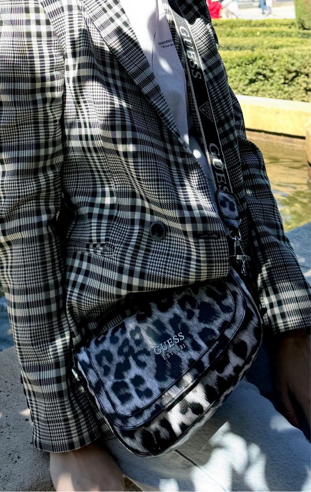 Bolso Guess estampado leopardo