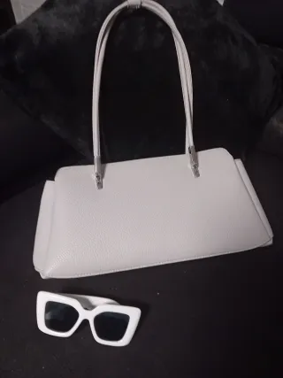 Bolso gris con gafas de sol
