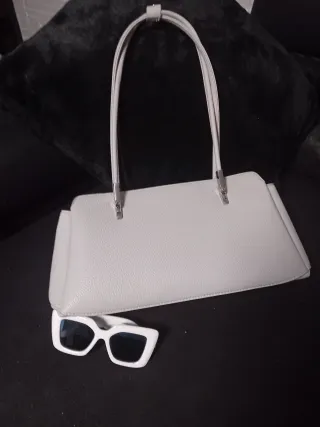 Bolso gris con gafas de sol