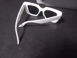 Bolso gris con gafas de sol