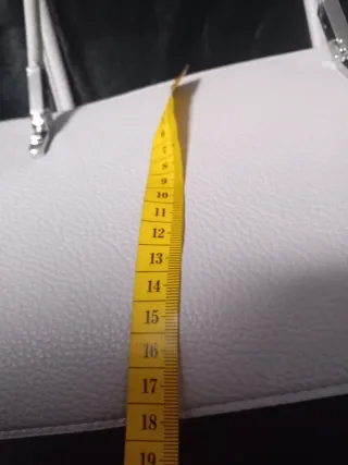 Bolso gris con gafas de sol