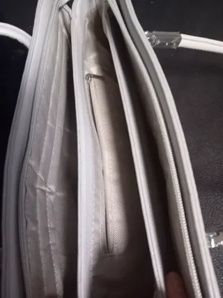 Bolso gris con gafas de sol