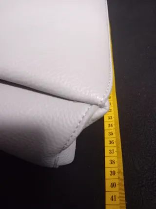 Bolso gris con gafas de sol