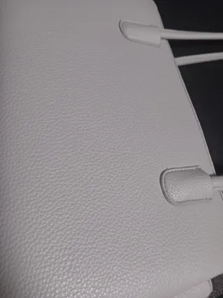 Bolso gris con gafas de sol