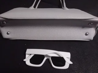 Bolso gris con gafas de sol