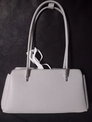 Bolso gris con gafas de sol