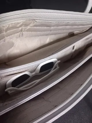 Bolso gris con gafas de sol