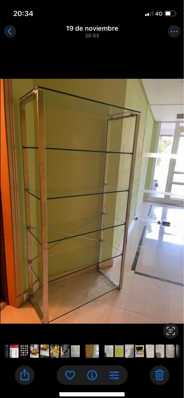 Estantería de cristal y acero desmontada
