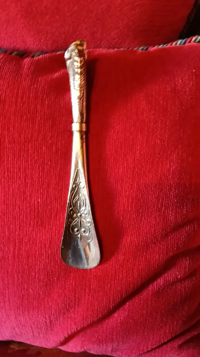 Calzador antiguo con mango de caballo