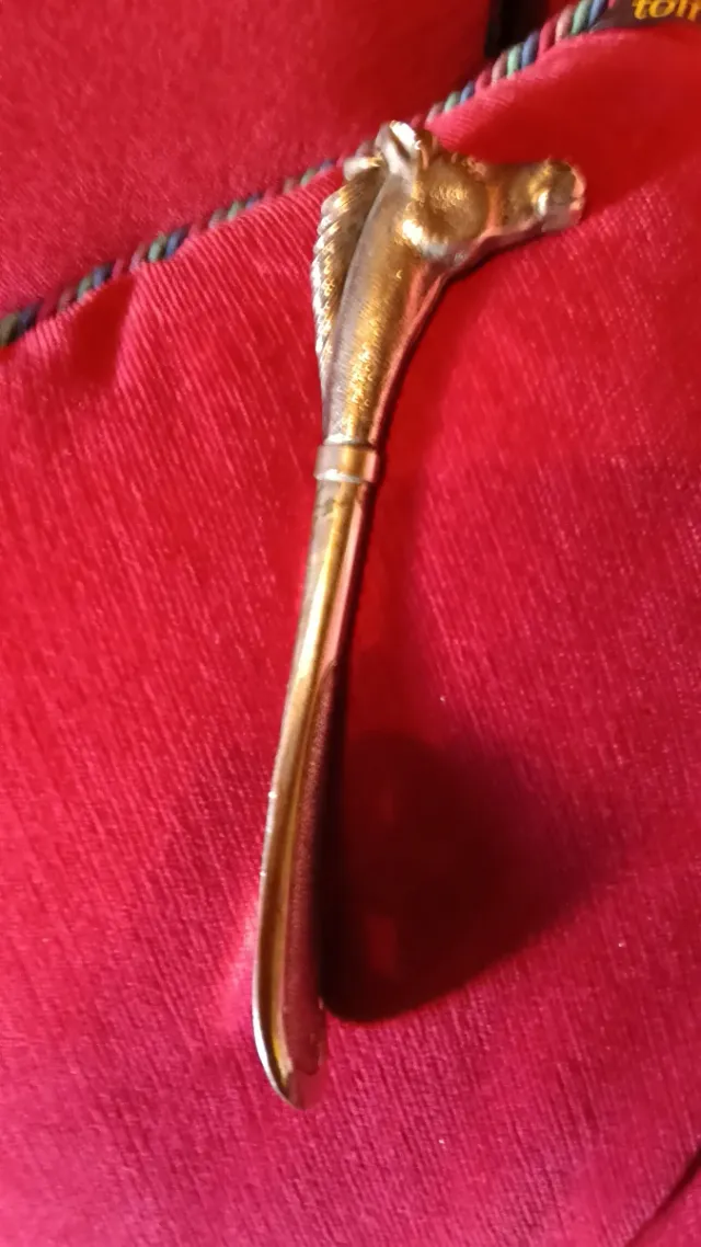 Calzador antiguo con mango de caballo