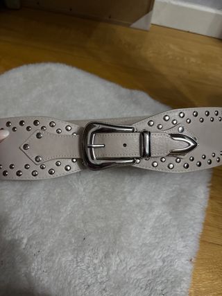 Cinturón ancho beige con tachuelas plateadas