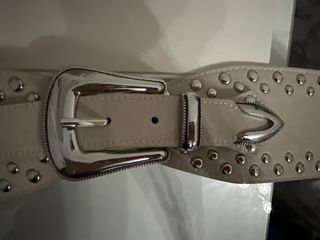 Cinturón ancho beige con tachuelas plateadas