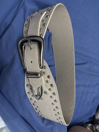 Cinturón ancho beige con tachuelas plateadas