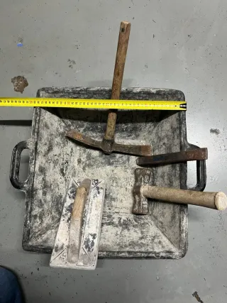 Gaveta de obra con herramientas