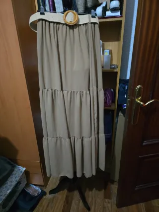 Falda larga beige con cinturón