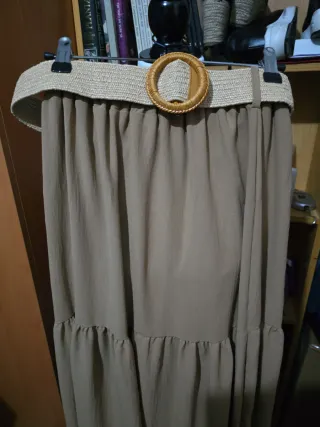 Falda larga beige con cinturón