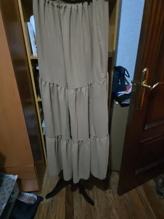 Falda larga beige con cinturón