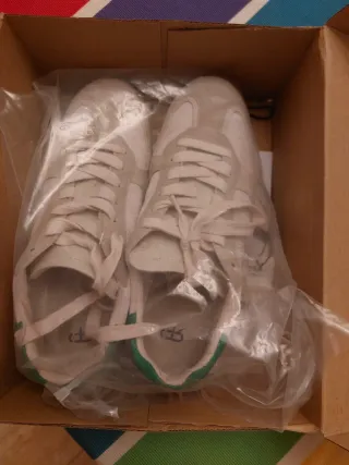 Zapatillas deportivas blancas y verdes una puesta