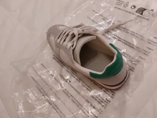 Zapatillas deportivas blancas y verdes una puesta