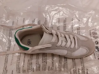 Zapatillas deportivas blancas y verdes una puesta