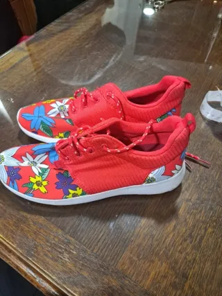 Zapatillas deportivas rojas con flores