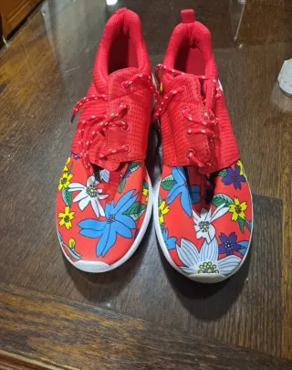 Zapatillas deportivas rojas con flores