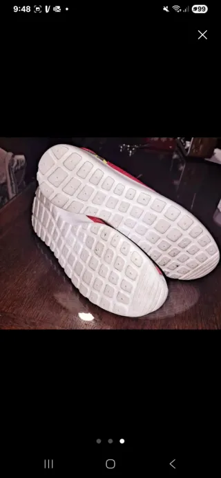 Zapatillas deportivas rojas con flores