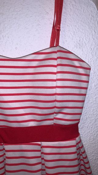 Vestido de rayas rojas y blancas