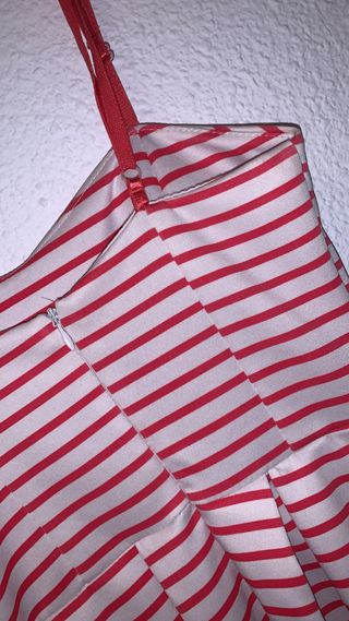 Vestido de rayas rojas y blancas
