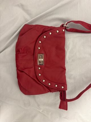 bolso rojo con detalles plateados