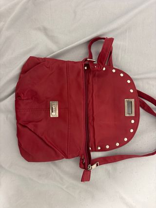 bolso rojo con detalles plateados