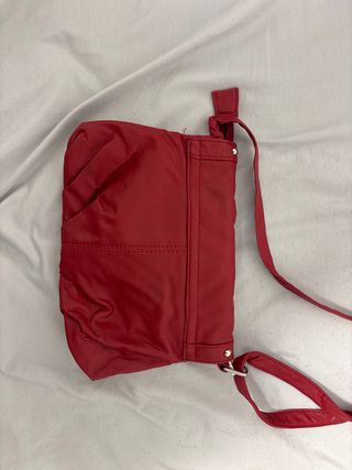 bolso rojo con detalles plateados