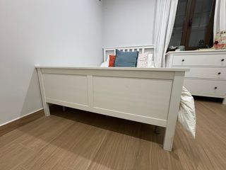 Estructura Cama. Cabecero y piecero de cama blanco
