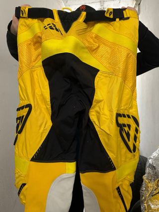 Traje Moto/Quad Amarillo y Negro marca Acerbis.