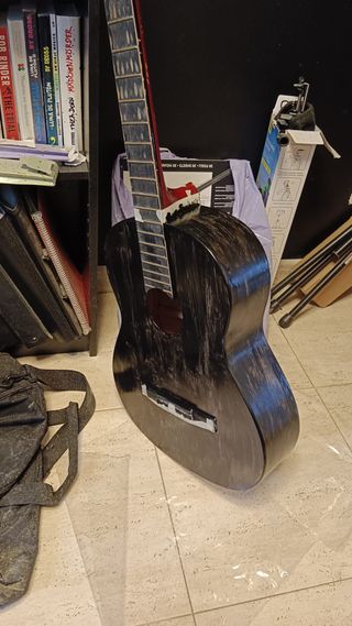 Se reparan guitarras a precio económico