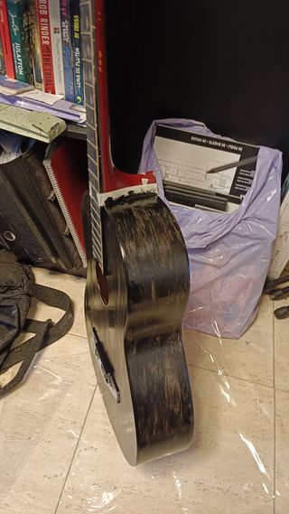 Se reparan guitarras a precio económico