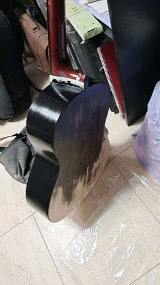 Se reparan guitarras a precio económico