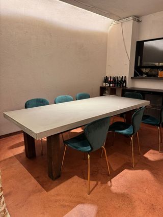 Mesa artesanal de cemento y madera