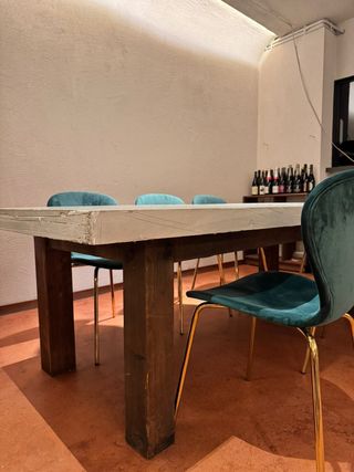 Mesa artesanal de cemento y madera