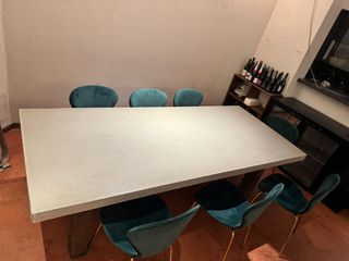 Mesa artesanal de cemento y madera