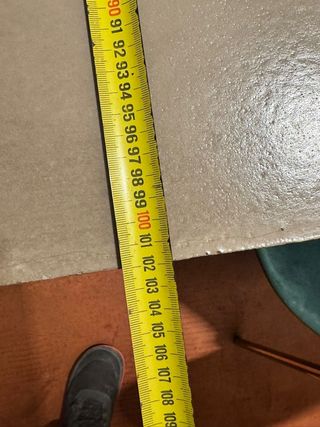 Mesa artesanal de cemento y madera