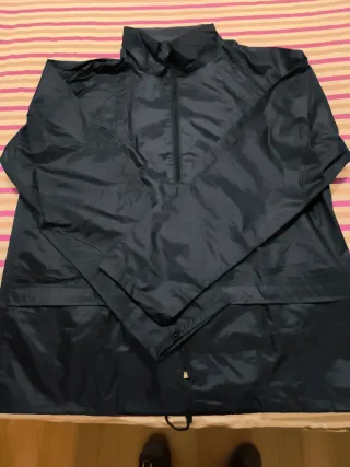 Chubasquero hombre negro