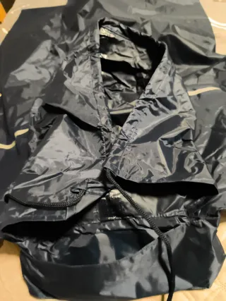 Chubasquero hombre negro