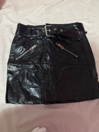 Falda charol negra con cinturón y cremalleras